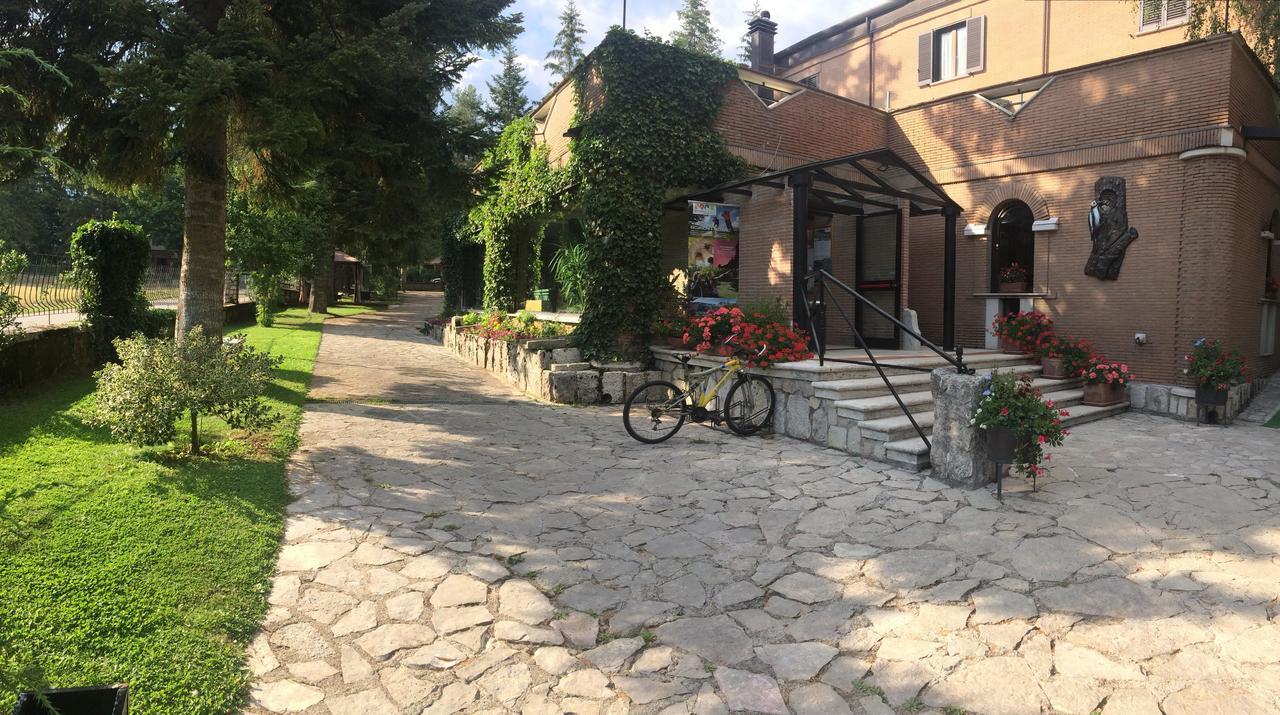 Lh Albergo Il Picchio Пескассероли Экстерьер фото